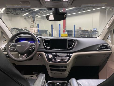 Used 2022 Chrysler Pacifica Touring-L image 19