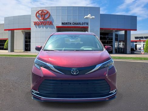 Used 2024 Toyota Sienna XLE FWD image 3