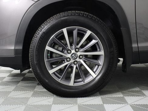 Used 2019 Toyota Highlander XLE AWD/4WD image 28