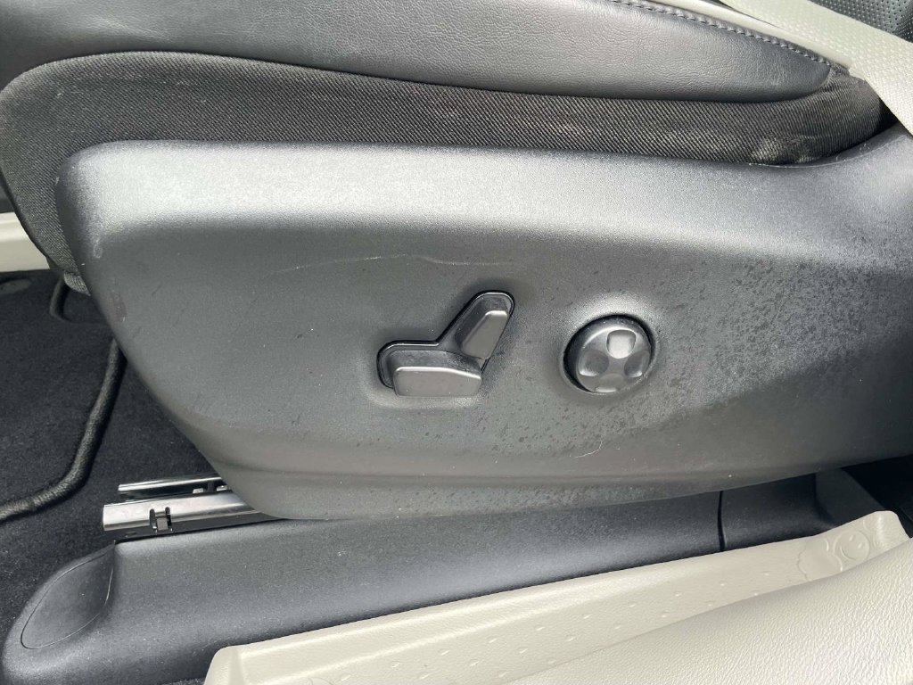 Used 2023 Chrysler Pacifica Limited AWD/4WD image 19