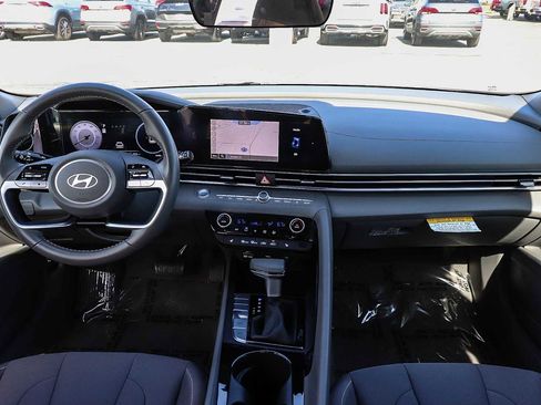 Used 2025 Hyundai Elantra SEL image 15