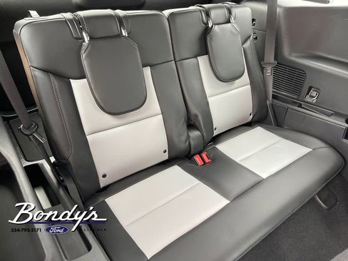 Used 2022 Ford Explorer XLT w/ Equipment Group 202A image 17