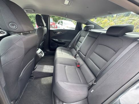 Used 2017 Chevrolet Malibu LT FWD image 18