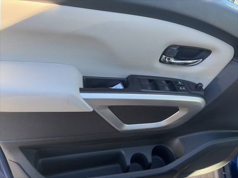 Used 2021 Nissan Titan SV w/ SV Convenience Package image 17