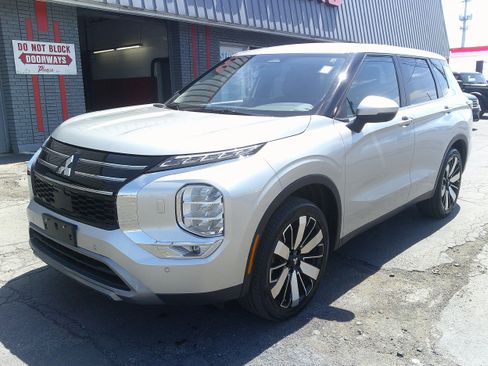 Used 2025 Mitsubishi Outlander SE AWD/4WD image 2