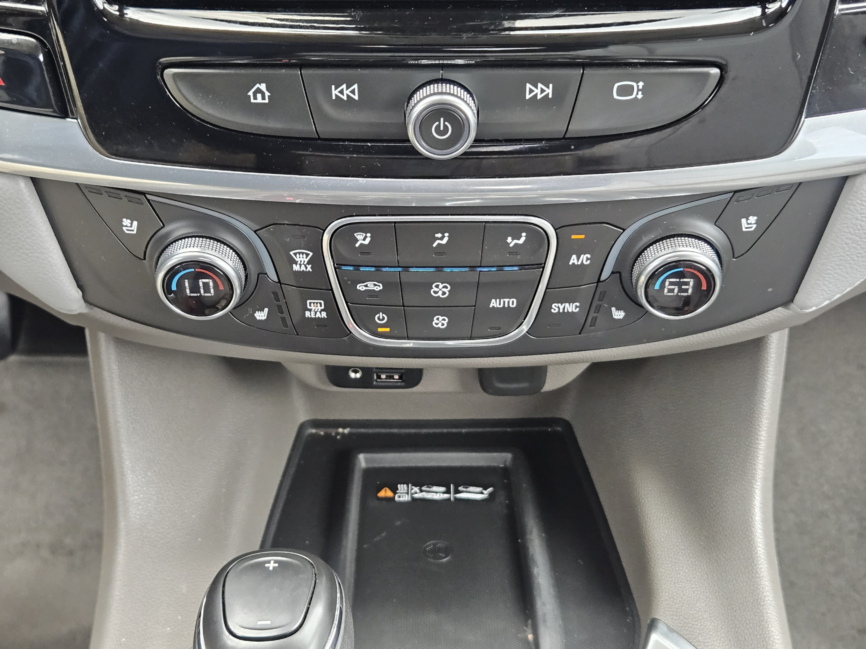 Used 2020 Chevrolet Traverse Premier FWD image 11