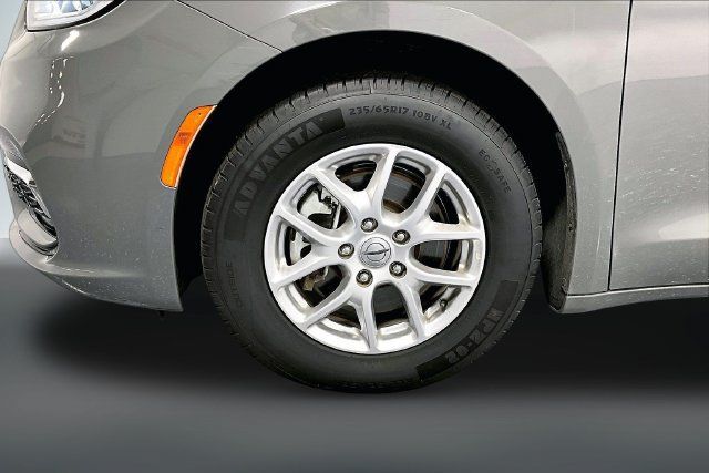 Used 2023 Chrysler Pacifica Touring-L FWD image 29