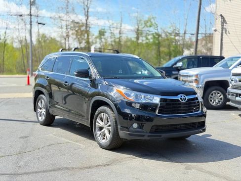 Used 2015 Toyota Highlander XLE AWD/4WD image 3
