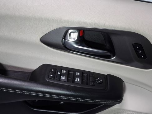 Used 2022 Chrysler Pacifica Touring-L w/ Uconnect Theater Family Group image 15