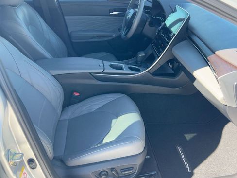 Used 2019 Toyota Avalon Limited image 29