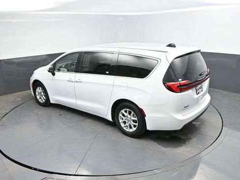 Used 2023 Chrysler Pacifica Touring-L FWD image 30