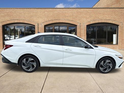 Used 2025 Hyundai Elantra SEL FWD image 2