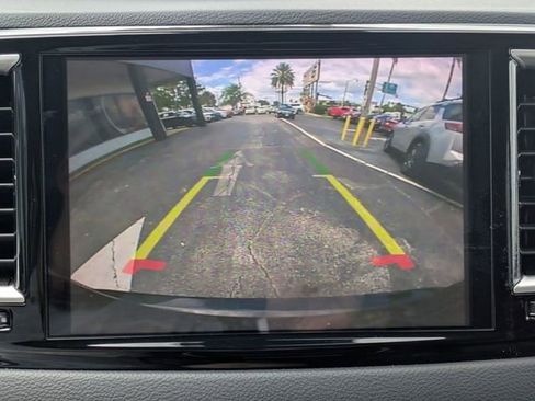 Used 2023 Chrysler Pacifica Touring-L FWD image 18