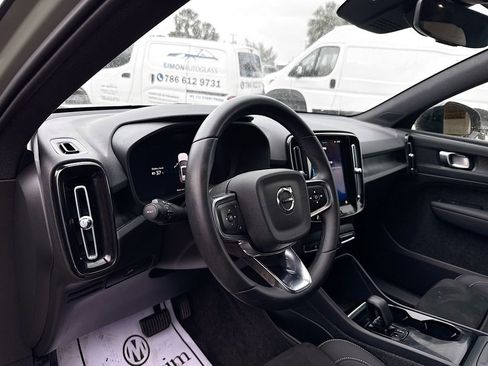 Used 2023 Volvo XC40 Recharge Plus image 10