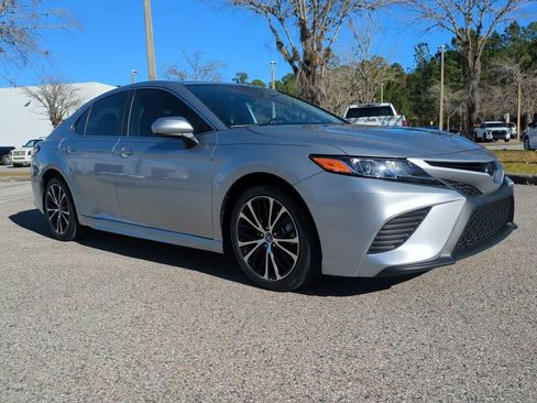 Certified 2020 Toyota Camry SE image 3