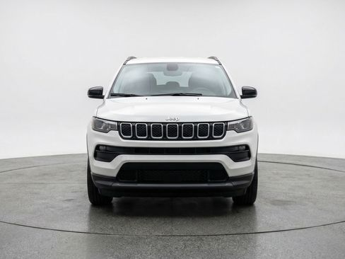 Used 2025 Jeep Compass Latitude AWD/4WD image 2