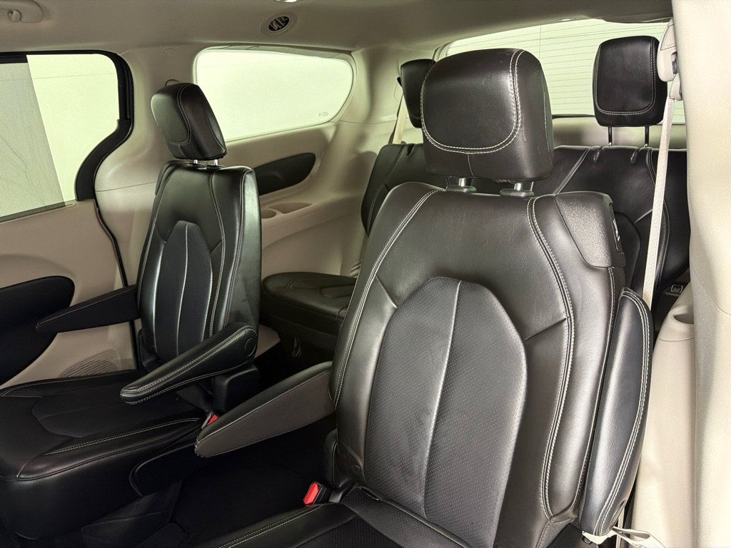 Used 2023 Chrysler Pacifica Touring-L FWD image 19