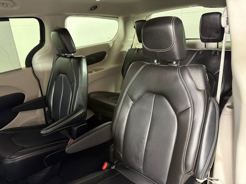 Used 2023 Chrysler Pacifica Touring-L FWD image 19