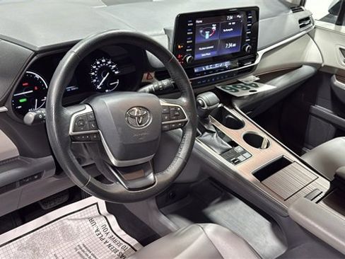 Used 2022 Toyota Sienna XLE image 12