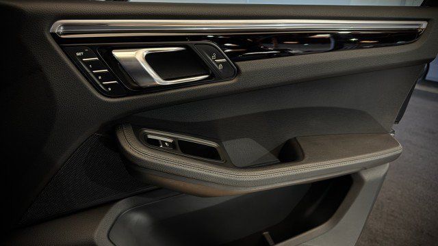 Used 2023 Porsche Macan S AWD/4WD image 19