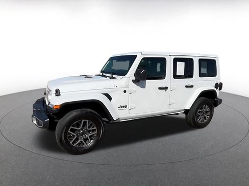 Used 2025 Jeep Wrangler Unlimited Sahara AWD/4WD image 8