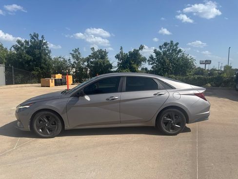 Used 2021 Hyundai Elantra SEL FWD image 2