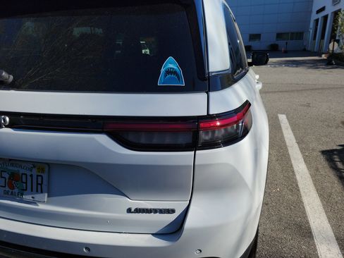 Used 2025 Jeep Grand Cherokee Limited w/ Luxury Tech Group II image 17