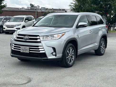 Used 2018 Toyota Highlander XLE AWD/4WD image 3