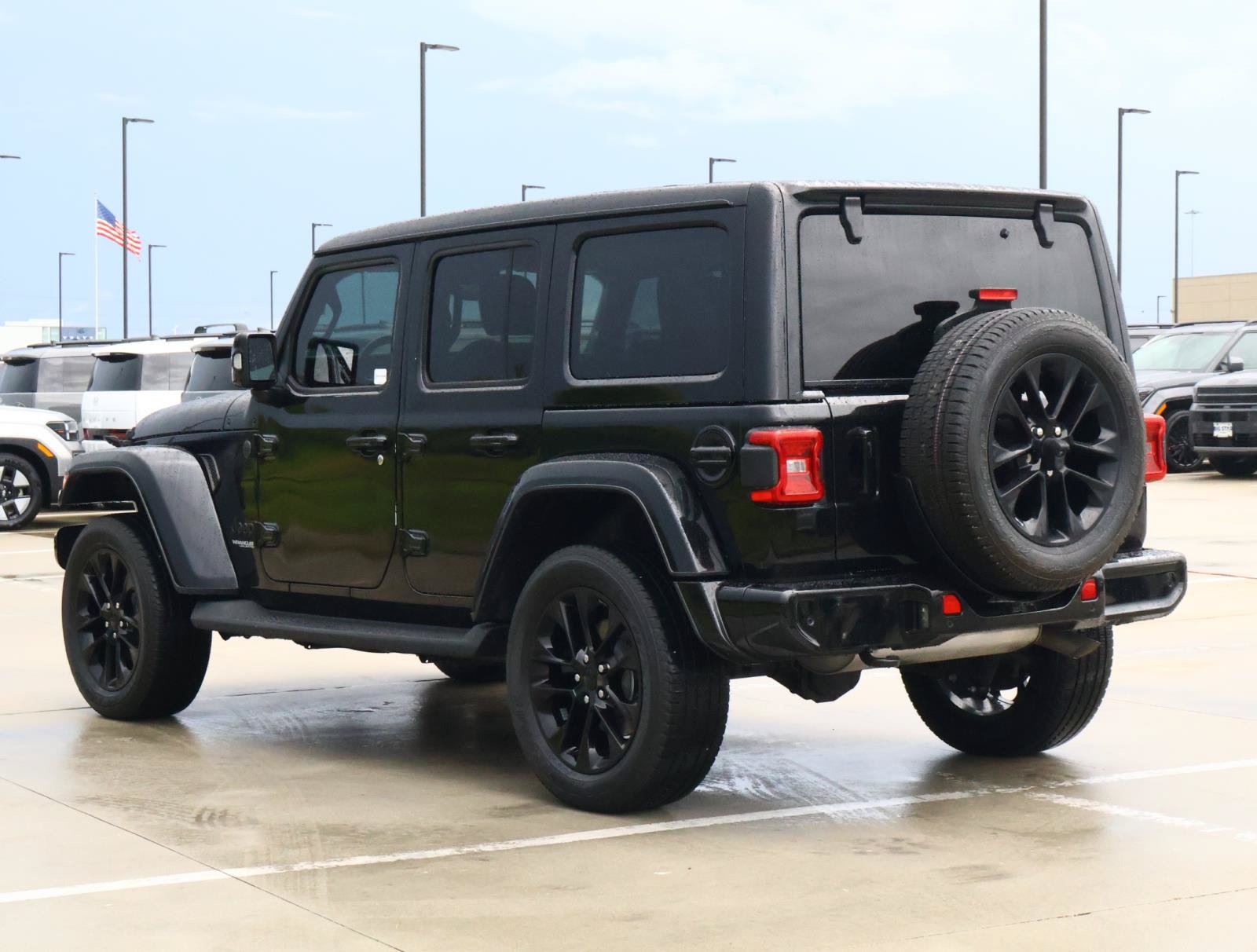 Used 2022 Jeep Wrangler Unlimited Sahara AWD/4WD image 3