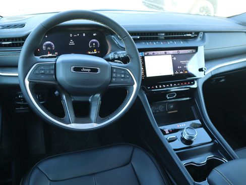 New 2026 Jeep Grand Cherokee Limited AWD/4WD image 2