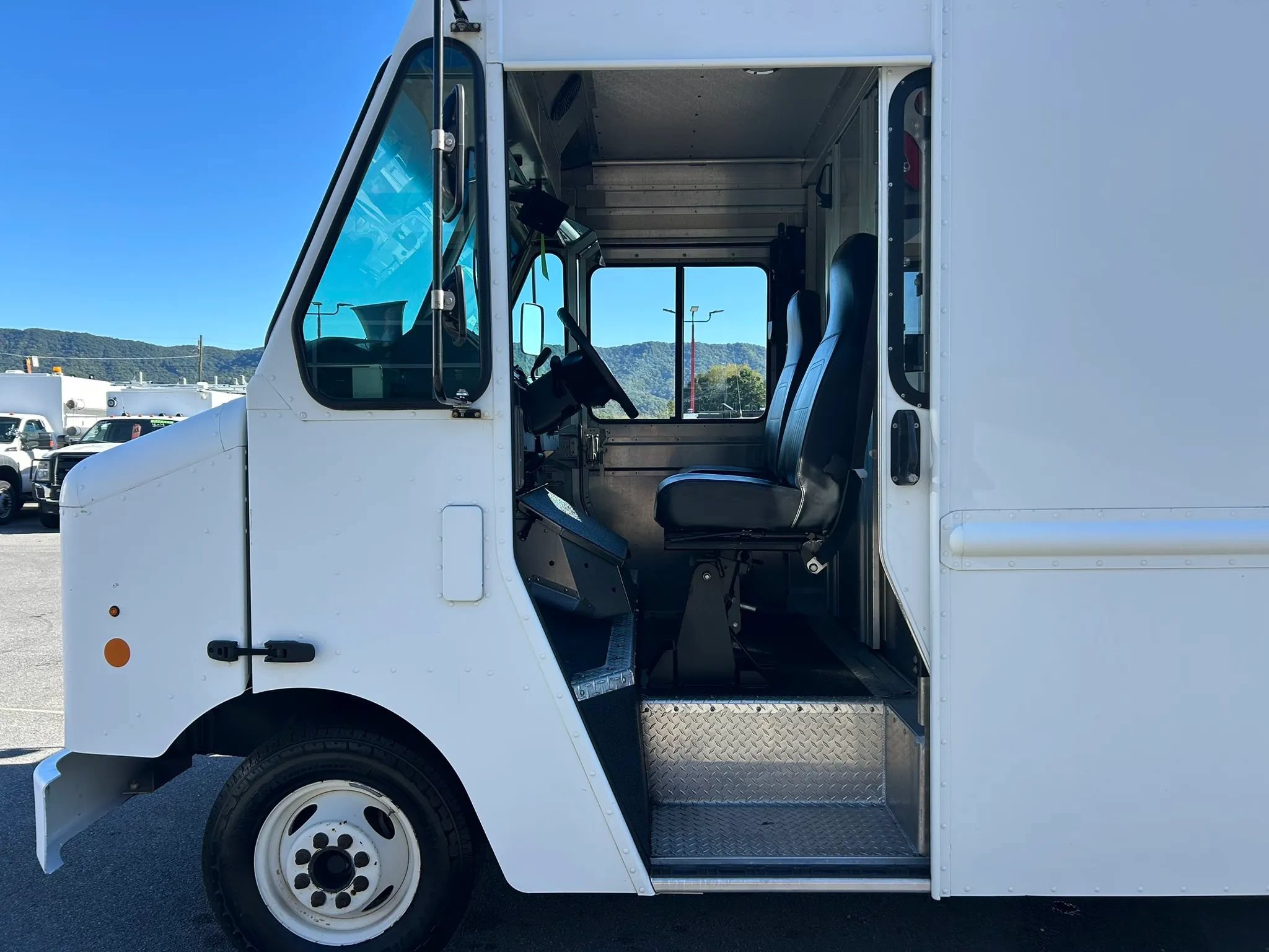 Used 2017 Ford E-350 and Econoline 350 Super Duty w/ A/C Prep Package RWD image 7