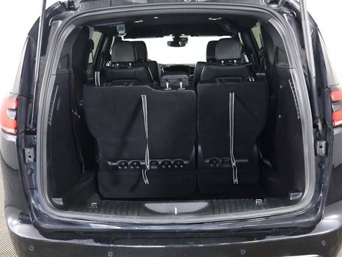 Used 2025 Chrysler Pacifica Select image 18