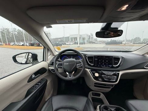 Used 2024 Chrysler Pacifica Touring-L image 13
