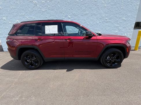 Used 2024 Jeep Grand Cherokee Altitude AWD/4WD image 18