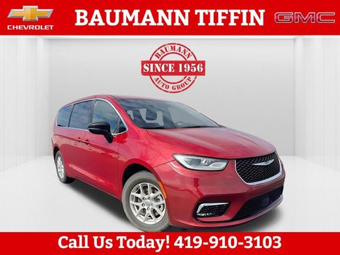 Used 2025 Chrysler Pacifica Select image 4