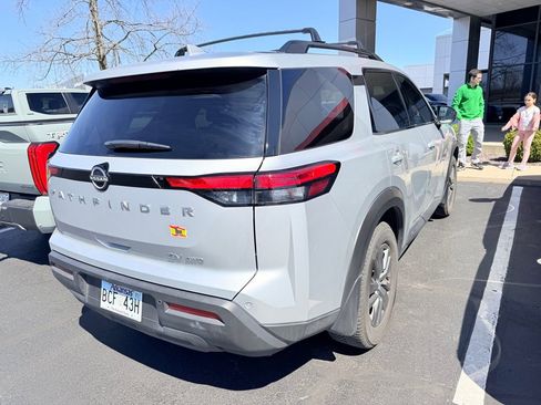 Used 2022 Nissan Pathfinder SV image 7