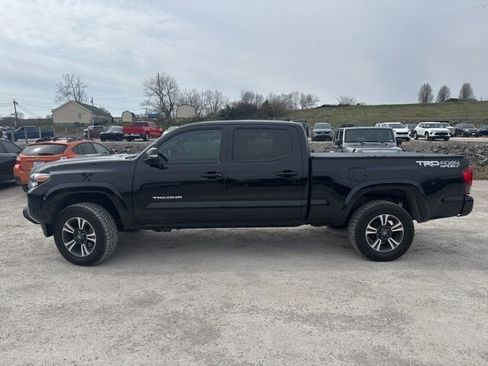 Used 2019 Toyota Tacoma TRD Sport image 2