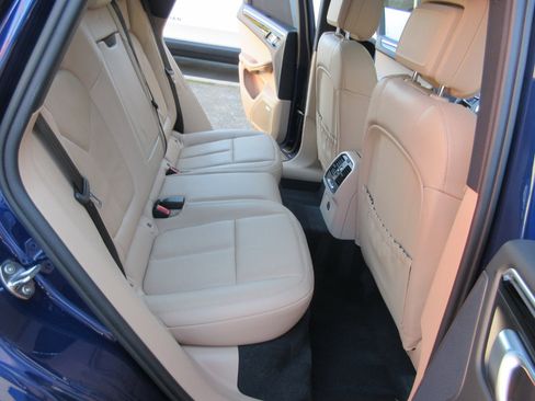 Used 2024 Porsche Macan image 33