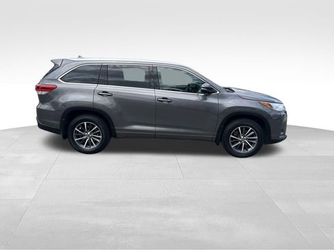 Used 2017 Toyota Highlander XLE w/ Carpet Mat Package AWD/4WD image 7