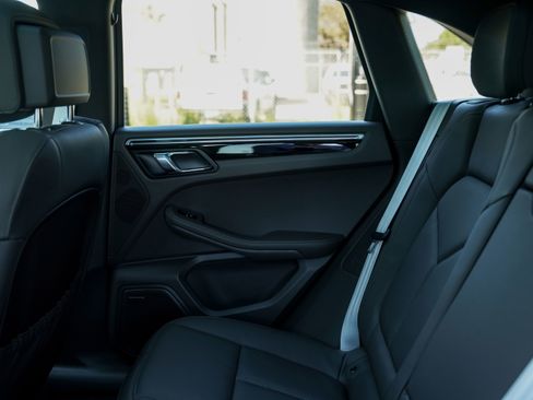 Certified 2025 Porsche Macan image 27