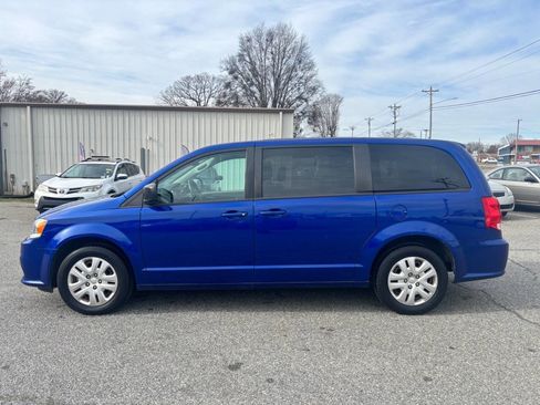 Used 2018 Dodge Grand Caravan SE w/ UConnect Hands-Free Group image 5