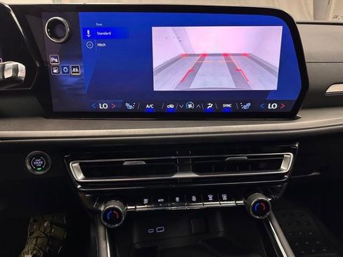 Used 2025 Chevrolet Traverse LT AWD/4WD image 8