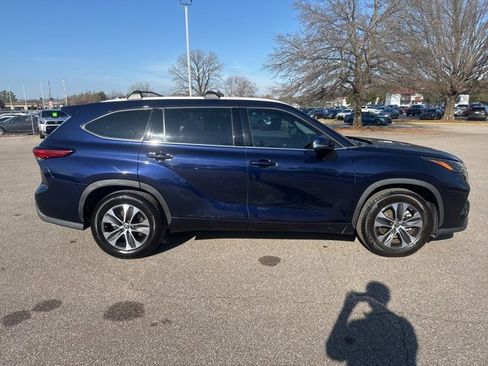 Used 2022 Toyota Highlander XLE image 6