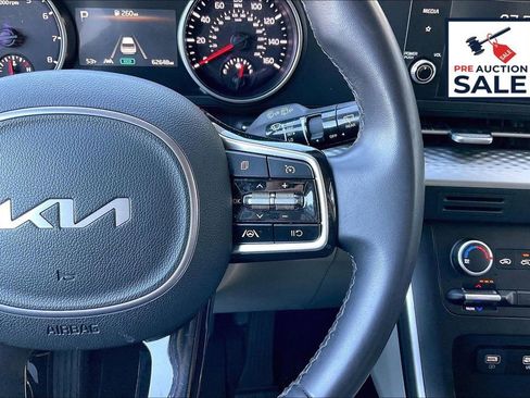 Used 2024 Kia Carnival LX image 18