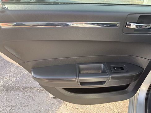 Used 2009 Chrysler 300 Touring RWD image 16