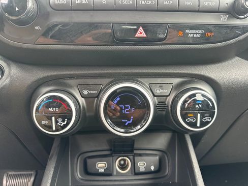 Used 2025 Hyundai Venue Limited FWD image 19