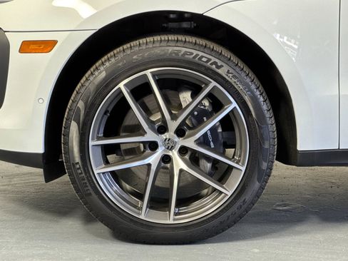 Certified 2025 Porsche Macan image 32