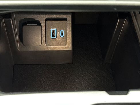 Used 2023 Ford Explorer XLT image 24