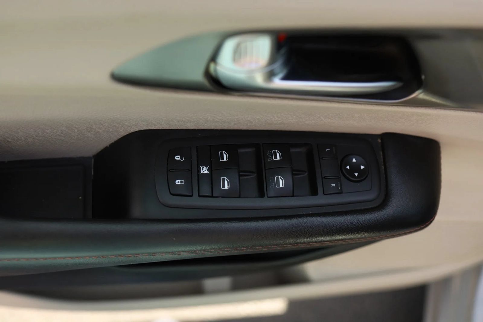 Used 2020 Chrysler Pacifica Touring w/ Advanced Safetytec Group FWD image 11