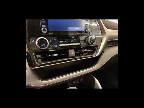 Used 2021 Toyota Highlander XLE AWD/4WD image 24